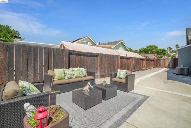 465 Swan Dr, Livermore, CA 94551
