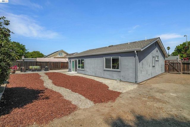 465 Swan Dr, Livermore, CA 94551