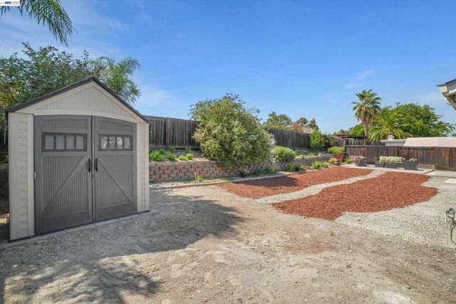 465 Swan Dr, Livermore, CA 94551