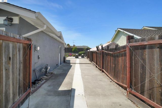 465 Swan Dr, Livermore, CA 94551