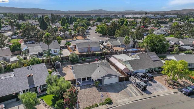 465 Swan Dr, Livermore, CA 94551