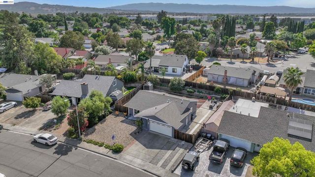 465 Swan Dr, Livermore, CA 94551