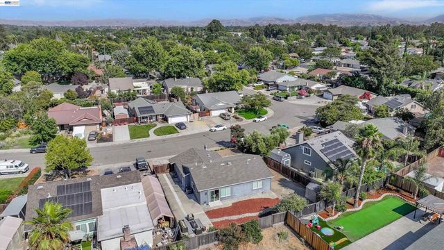 465 Swan Dr, Livermore, CA 94551
