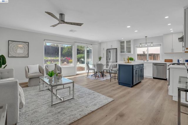 465 Swan Dr, Livermore, CA 94551