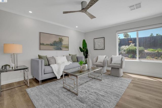 465 Swan Dr, Livermore, CA 94551