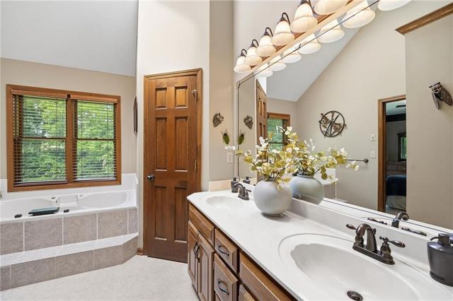 4001 NE 100th Street, Kansas City, MO 64156