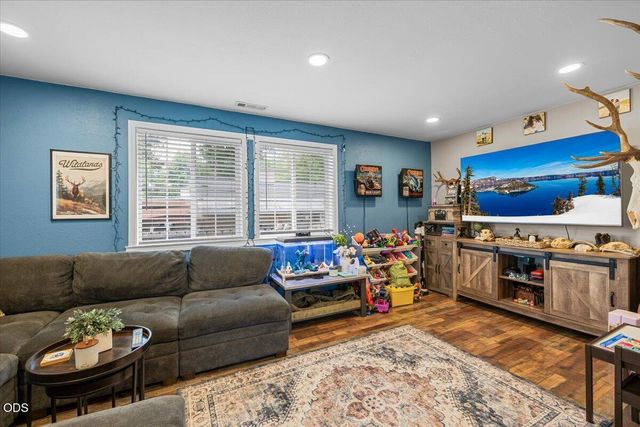 313 Berrydale Avenue, Medford, OR 97501