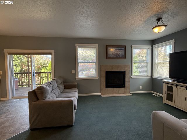 3408 AMBLESIDE Dr, Springfield, OR 97477