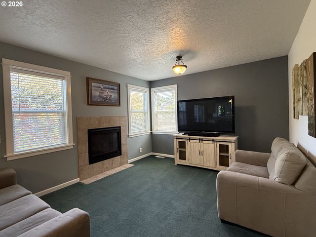 3408 AMBLESIDE Dr, Springfield, OR 97477