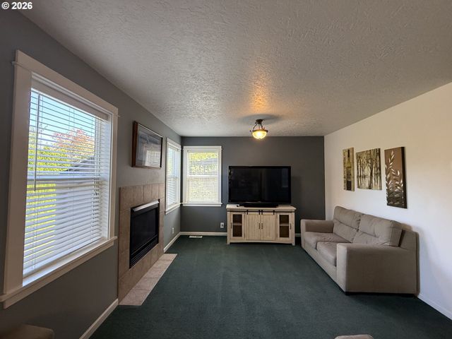 3408 AMBLESIDE Dr, Springfield, OR 97477