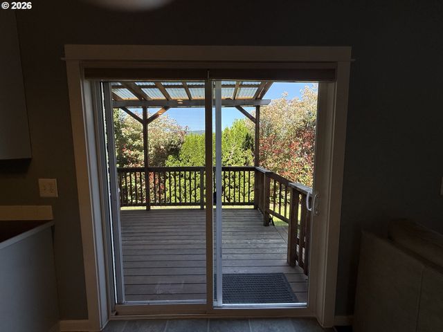 3408 AMBLESIDE Dr, Springfield, OR 97477