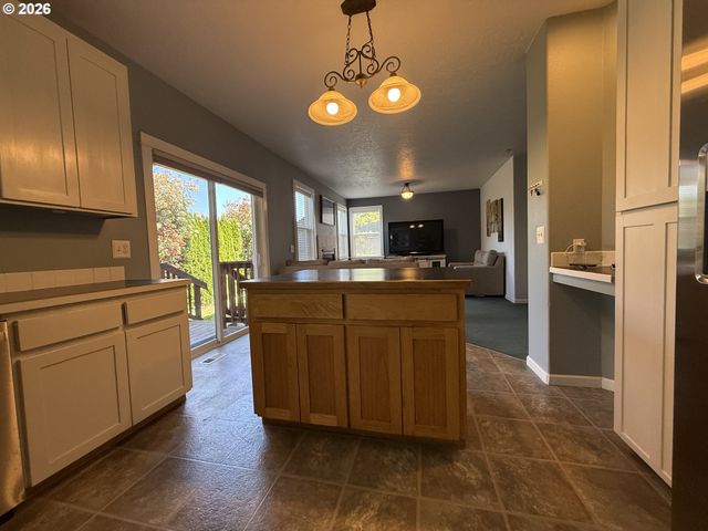 3408 AMBLESIDE Dr, Springfield, OR 97477