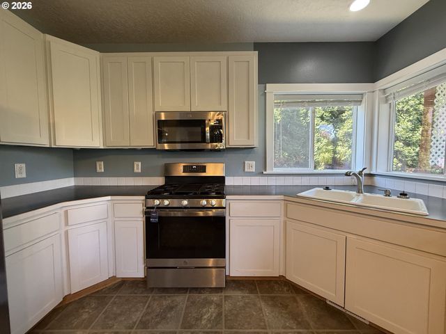 3408 AMBLESIDE Dr, Springfield, OR 97477