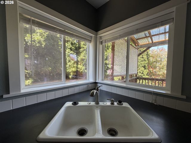 3408 AMBLESIDE Dr, Springfield, OR 97477