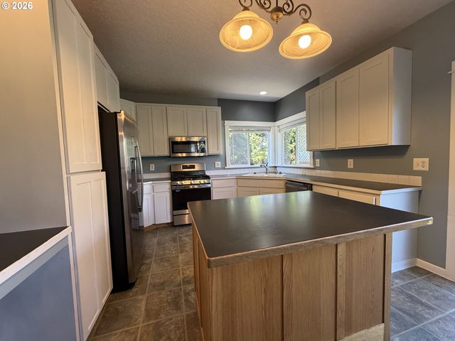 3408 AMBLESIDE Dr, Springfield, OR 97477