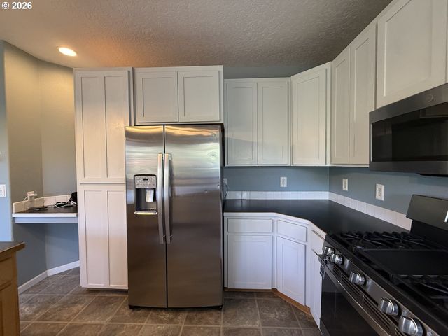 3408 AMBLESIDE Dr, Springfield, OR 97477