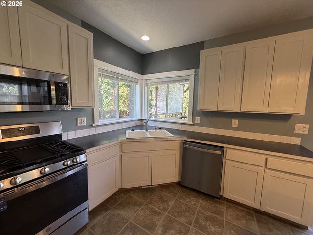 3408 AMBLESIDE Dr, Springfield, OR 97477
