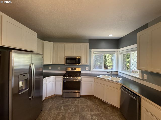 3408 AMBLESIDE Dr, Springfield, OR 97477