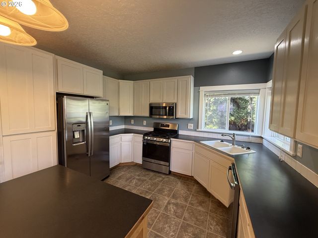 3408 AMBLESIDE Dr, Springfield, OR 97477