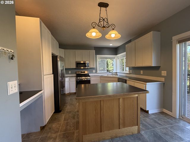 3408 AMBLESIDE Dr, Springfield, OR 97477