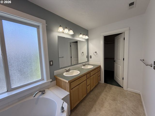 3408 AMBLESIDE Dr, Springfield, OR 97477