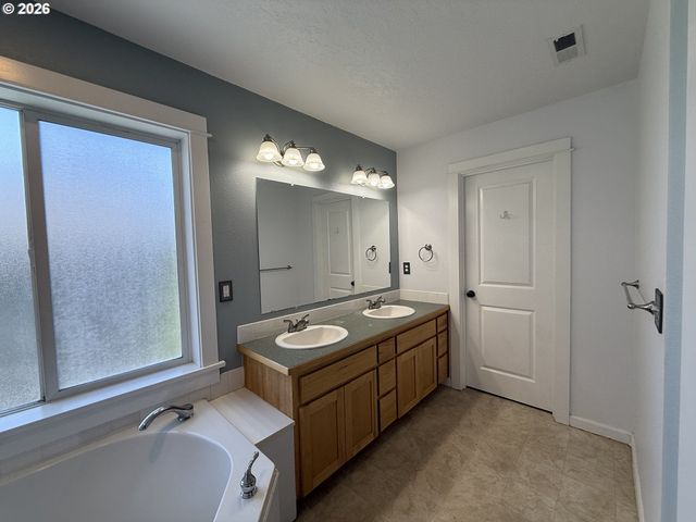 3408 AMBLESIDE Dr, Springfield, OR 97477