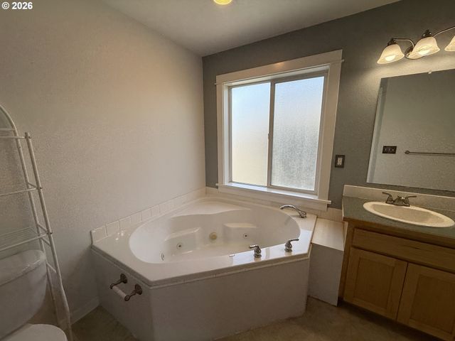 3408 AMBLESIDE Dr, Springfield, OR 97477