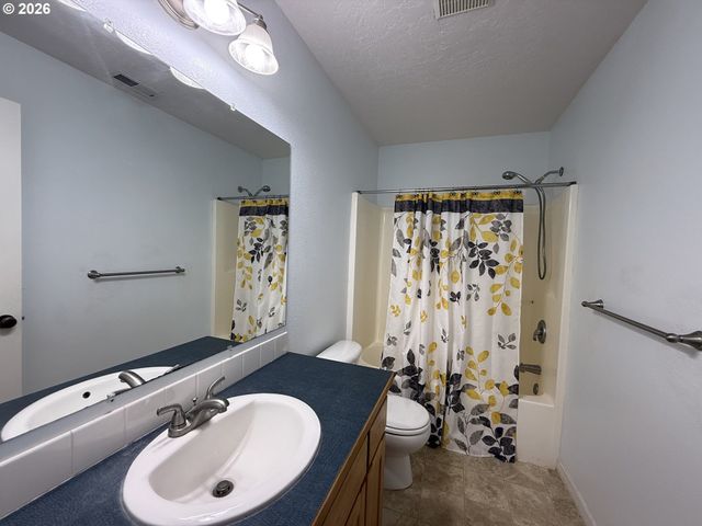 3408 AMBLESIDE Dr, Springfield, OR 97477