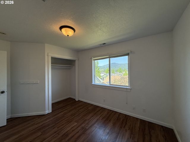 3408 AMBLESIDE Dr, Springfield, OR 97477