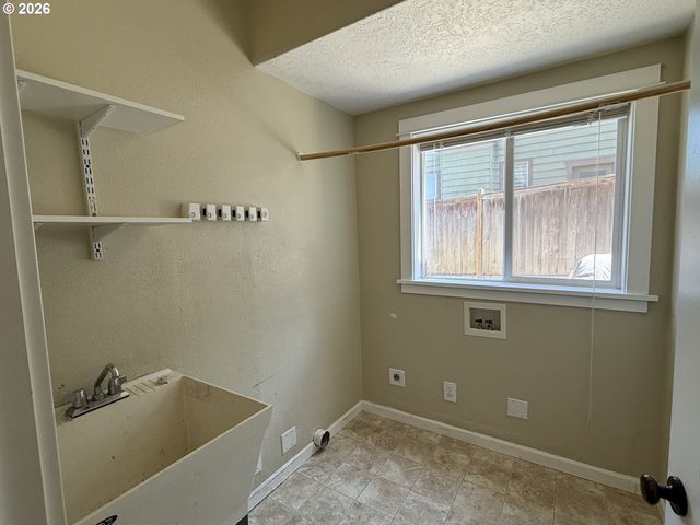 3408 AMBLESIDE Dr, Springfield, OR 97477