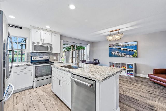 93 Admirals Court, Palm Beach Gardens, FL 33418