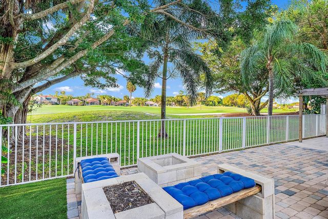 93 Admirals Court, Palm Beach Gardens, FL 33418