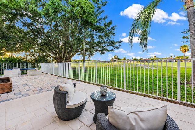 93 Admirals Court, Palm Beach Gardens, FL 33418