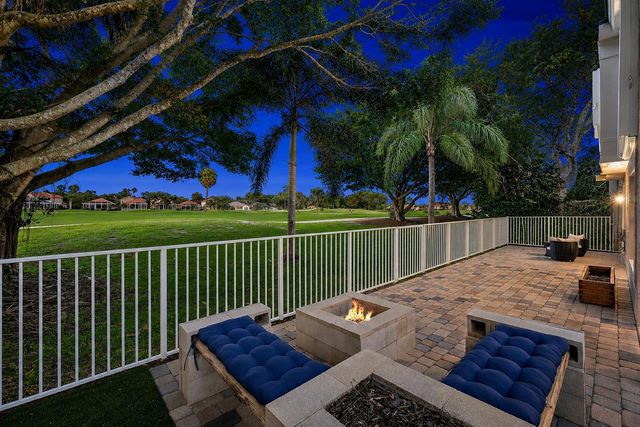 93 Admirals Court, Palm Beach Gardens, FL 33418