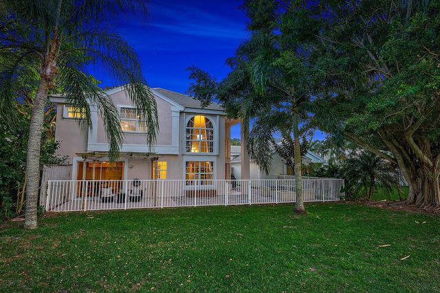 93 Admirals Court, Palm Beach Gardens, FL 33418