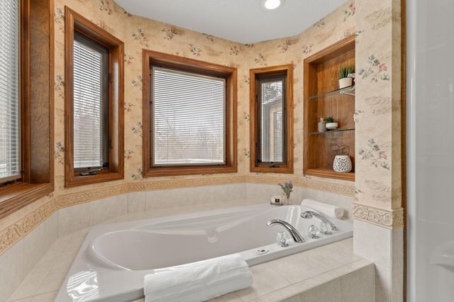 1090 Buckridge Drive NE, Rochester, MN 55906