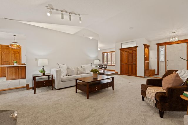 1090 Buckridge Drive NE, Rochester, MN 55906