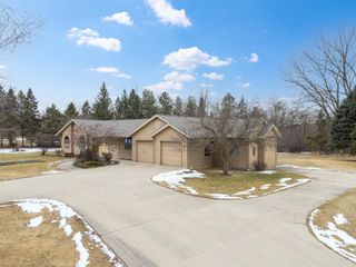 1090 Buckridge Drive NE, Rochester, MN 55906