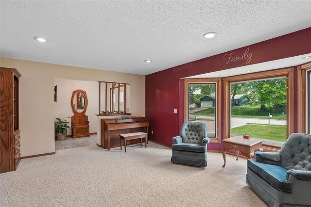 1124 15th Street, West Des Moines, IA 50265