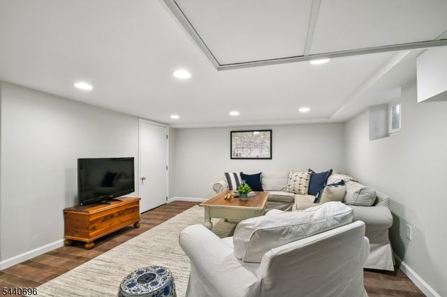 42 Locust Dr, Summit City, NJ 07901
