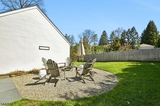 42 Locust Dr, Summit City, NJ 07901