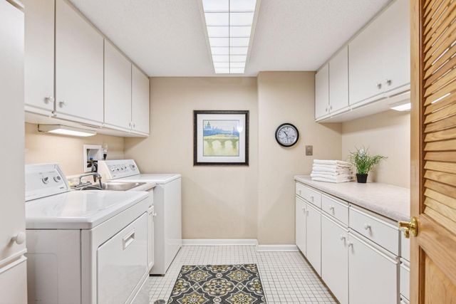 7250 Lewis Ridge Parkway 102, Edina, MN 55439