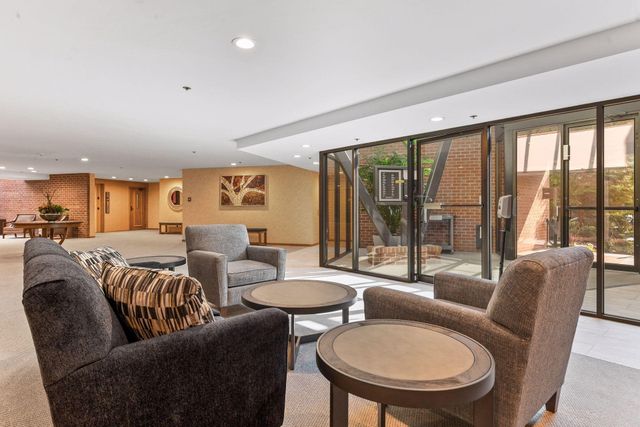 7250 Lewis Ridge Parkway 102, Edina, MN 55439