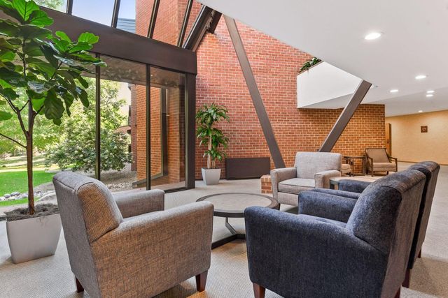 7250 Lewis Ridge Parkway 102, Edina, MN 55439