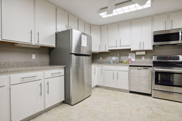 7250 Lewis Ridge Parkway 102, Edina, MN 55439