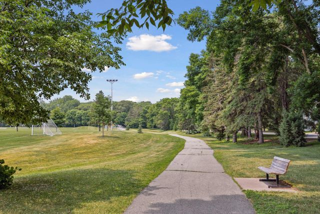 7250 Lewis Ridge Parkway 102, Edina, MN 55439