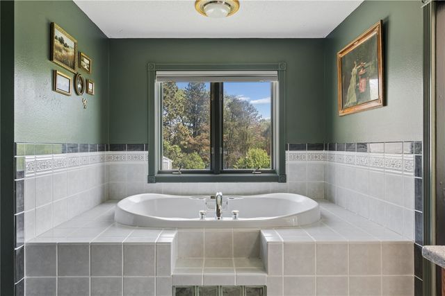 3313 Cedar Hill Drive NE, Solon, IA 52333