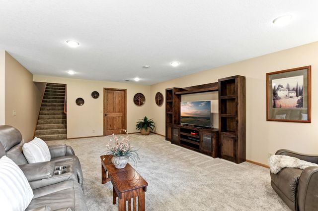 2061 Cardinal Glen Road, North Saint Paul, MN 55109