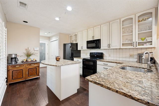 2719 Fairway Park Street, Grand Prairie, TX 75050