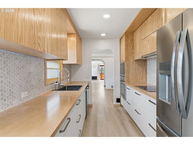 3132 Ne ROSA PARKS Way, Portland, OR 97211